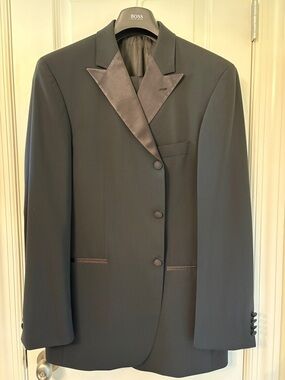 Hugo Boss Black Satin-Lapel Tuxedo suit. Light weight wool. Men’s size 42 Reg.